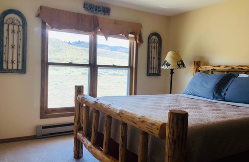 Cody Bed & Breakfast | The Wapiti Room - Windmill Inn