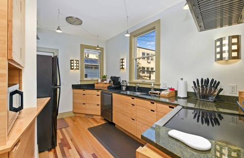 Whittier House | The Warm Hug House -Walkable and Oh-So-Cozy!