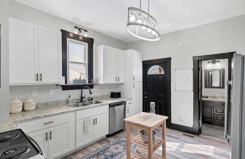 Washington House | The WashMO Hospitality House WALK to riverfront, shopping, wine shuttle, HOT TUB