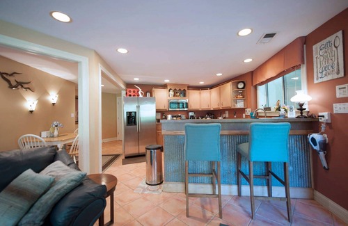 Pendleton House | THE WATERFALL WALKOUT & HILLTOP RETREAT, SLEEPS 10+, 4BR*2BA