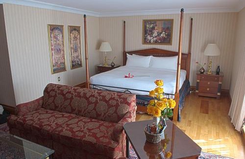 Port Credit Hotel | The Waterside Inn