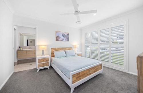 Dunbogan House | The Waybre - walk to the beach, ducted aircon