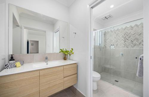 Dunbogan House | The Waybre - walk to the beach, ducted aircon