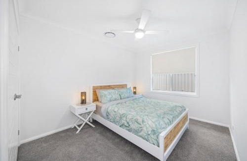 Dunbogan House | The Waybre - walk to the beach, ducted aircon