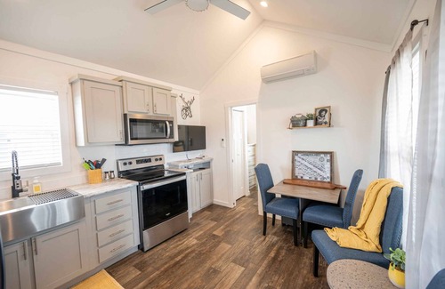 Fredericksburg Cottage | The Waylon - 116