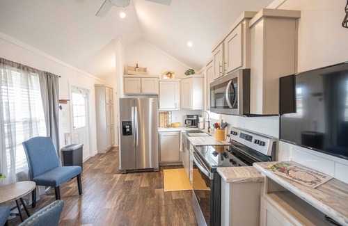 Fredericksburg Cottage | The Waylon - 116