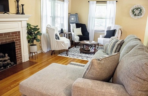 Rolla Cottage | The Webber Cottage blocks from downtown, shopping, Missouri S&T, parks and more.