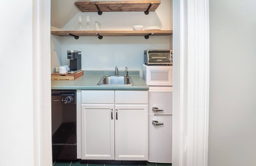 Ridgefield Hotel | The West Lane Inn - Queen Studio Suite with Kitchenette