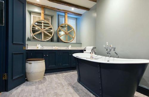Northleach Hotel | The Wheatsheaf Inn