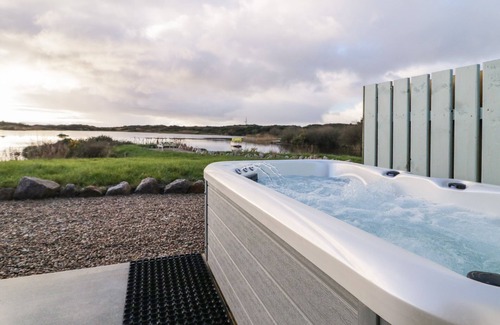 Burtonport Cottage | THE WHEELHOUSE POD NO. 3, romantic in Burtonport, County Donegal