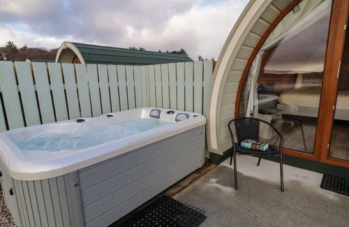 Burtonport Cottage | THE WHEELHOUSE POD NO. 3, romantic in Burtonport, County Donegal