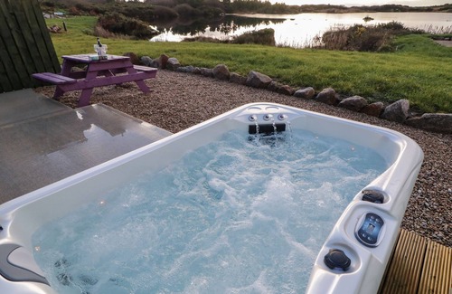 Burtonport Cottage | THE WHEELHOUSE POD NO. 3, romantic in Burtonport, County Donegal