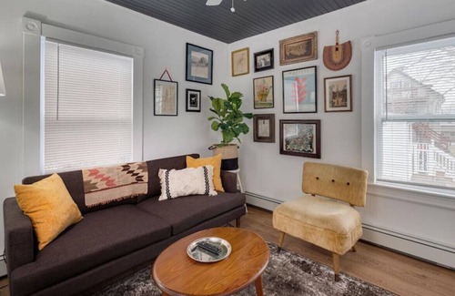New London Apartment | The White Apartment · Near Ocean Beach, Mystic USCGA!