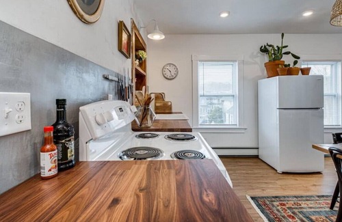 New London Apartment | The White Apartment · Near Ocean Beach, Mystic USCGA!