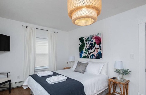 New London Apartment | The White Apartment · Near Ocean Beach, Mystic USCGA!