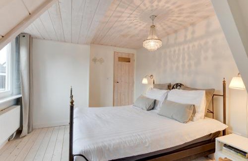 Uitgeest House | The White Cottage