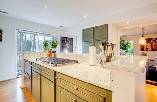 Rio Apartment | The White Elephant Inn Getaway w/Pool & Hot Tub!