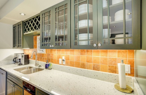 Rio Apartment | The White Elephant Inn Getaway w/Pool & Hot Tub!