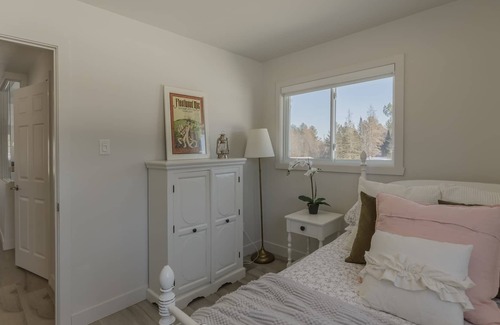 Lachute Ski Chalet | The White Hare / Le Lièvre Blanc