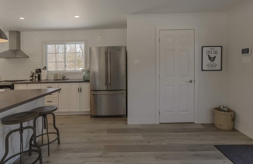 Lachute Ski Chalet | The White Hare / Le Lièvre Blanc