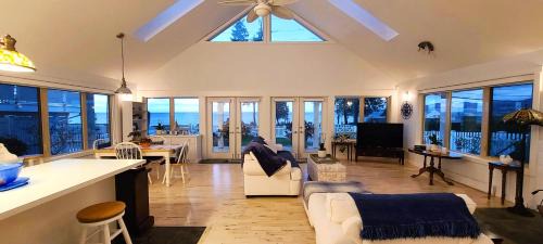 Davis Bay Villa | The White House