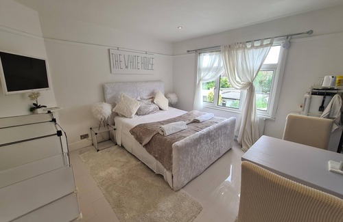 Cheshunt House | The White house