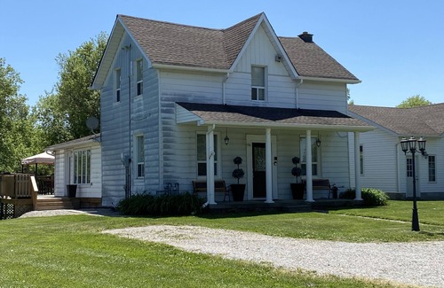 New Tecumseth Cottage | THE WHITE HOUSE ON THE HILL - Beautiful Country Home