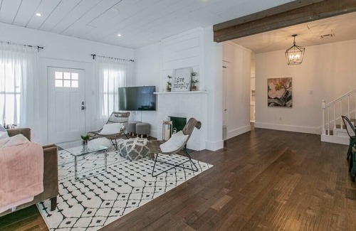 Austin Ave. House | The White House on Columbus - Close to Everything