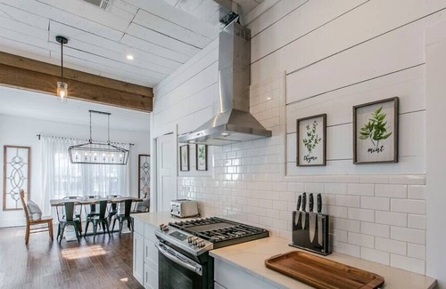 Austin Ave. House | The White House on Columbus - Close to Everything