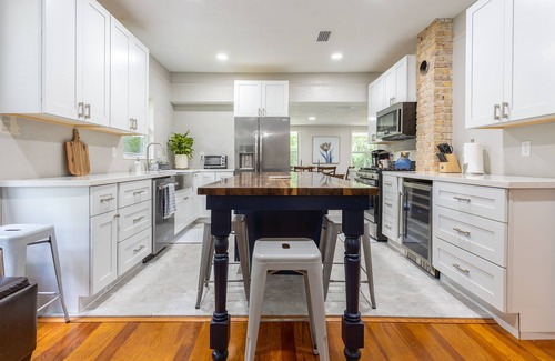 Gainesville House | The White House - Remodeled quaint home with spacious yard - 2.5 miles from UF
