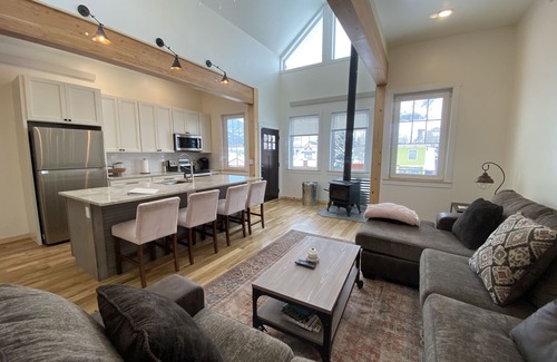 Silverton Apartment | The White House- Suite B Upstairs