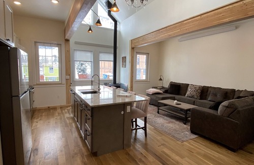 Silverton Apartment | The White House- Suite B Upstairs