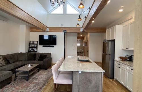 Silverton Apartment | The White House- Suite B Upstairs