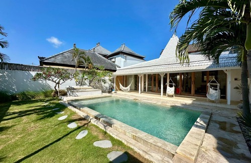 Munggu Villa | The White Joglo - Stylish and spacious mediterranean 3BDR Villa with Pool