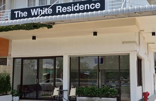 Chanthanimit Hotel | The White Residence