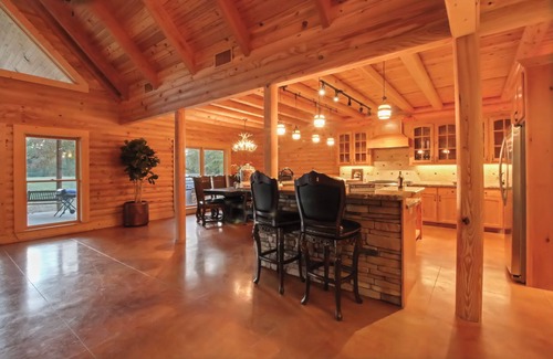 Willis House | The Wildflower Ranch Log Cabin - HOT TUB - Generator