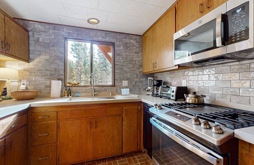 Big Bear City Cabin | The Wilkie Cabin ~ Calming home hideaway in the woods with fireplace, balcony, grill, & board games