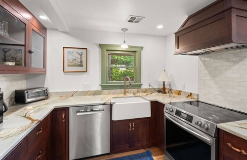 Jacksonville Cottage | The Williams - luxe 2-bedroom cottage w/onsite parking in downtown Jacksonville