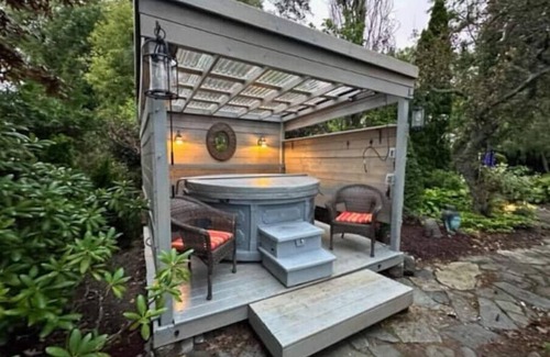 Cobourg Apartment | The Wind in the Willows - Luxury Lakefront Spa For Twon