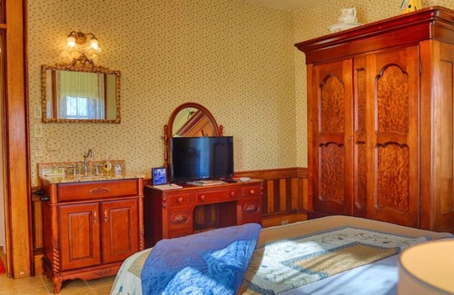 Pella Bed & Breakfast | The Windmill Suite at Pella Mansion