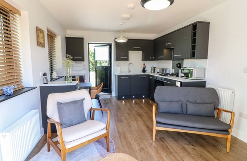 Ellastone Cottage | THE WOOD SHED, BANK TOP FARM, with hot tub in Ashbourne