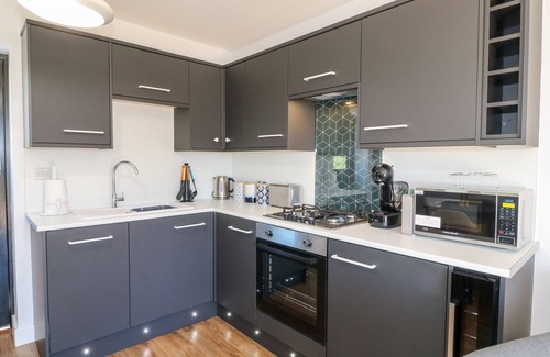 Ellastone Cottage | THE WOOD SHED, BANK TOP FARM, with hot tub in Ashbourne