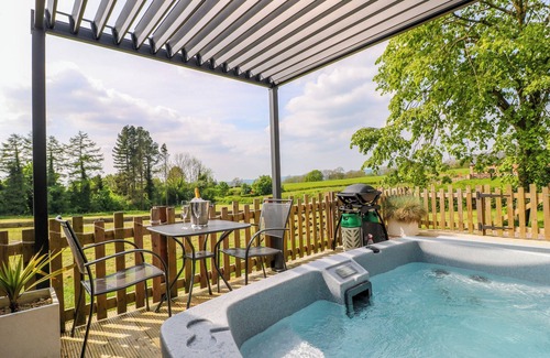 Ellastone Cottage | THE WOOD SHED, BANK TOP FARM, with hot tub in Ashbourne