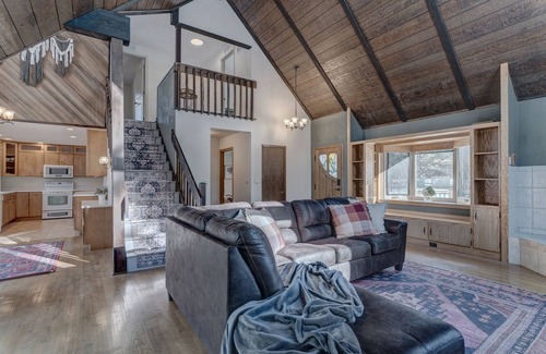 Blackhawk Cabin | The Woodland Chalet - Unique Storybook Charm among the Ponderosa Pines - Hot Tub