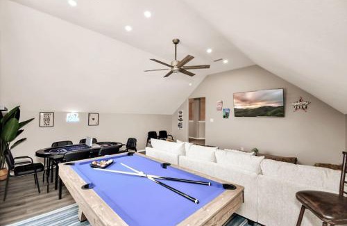 College Park House | The Woodlands Escape with Heated Pool and GameRoom
