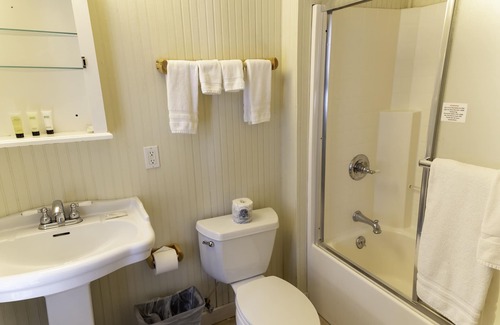 Inlet Hotel | The Woods Inn
