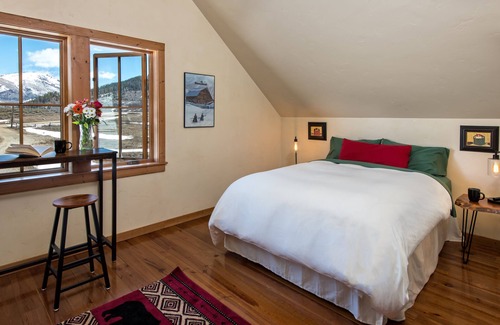 Clark Bed & Breakfast | The Woof Ranch Bed & Breakfast by Hahns Peak
