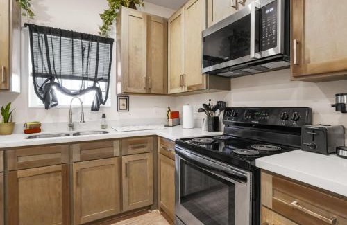 Bonanza Apartment | The WorkNest Stylish Stay w Desk & Fast Wi-Fi
