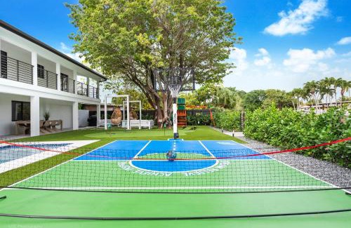 Ludlam House | The World Mansion Heated Pool with Mini Golf and Canal View