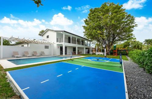 Ludlam House | The World Mansion Heated Pool with Mini Golf and Canal View